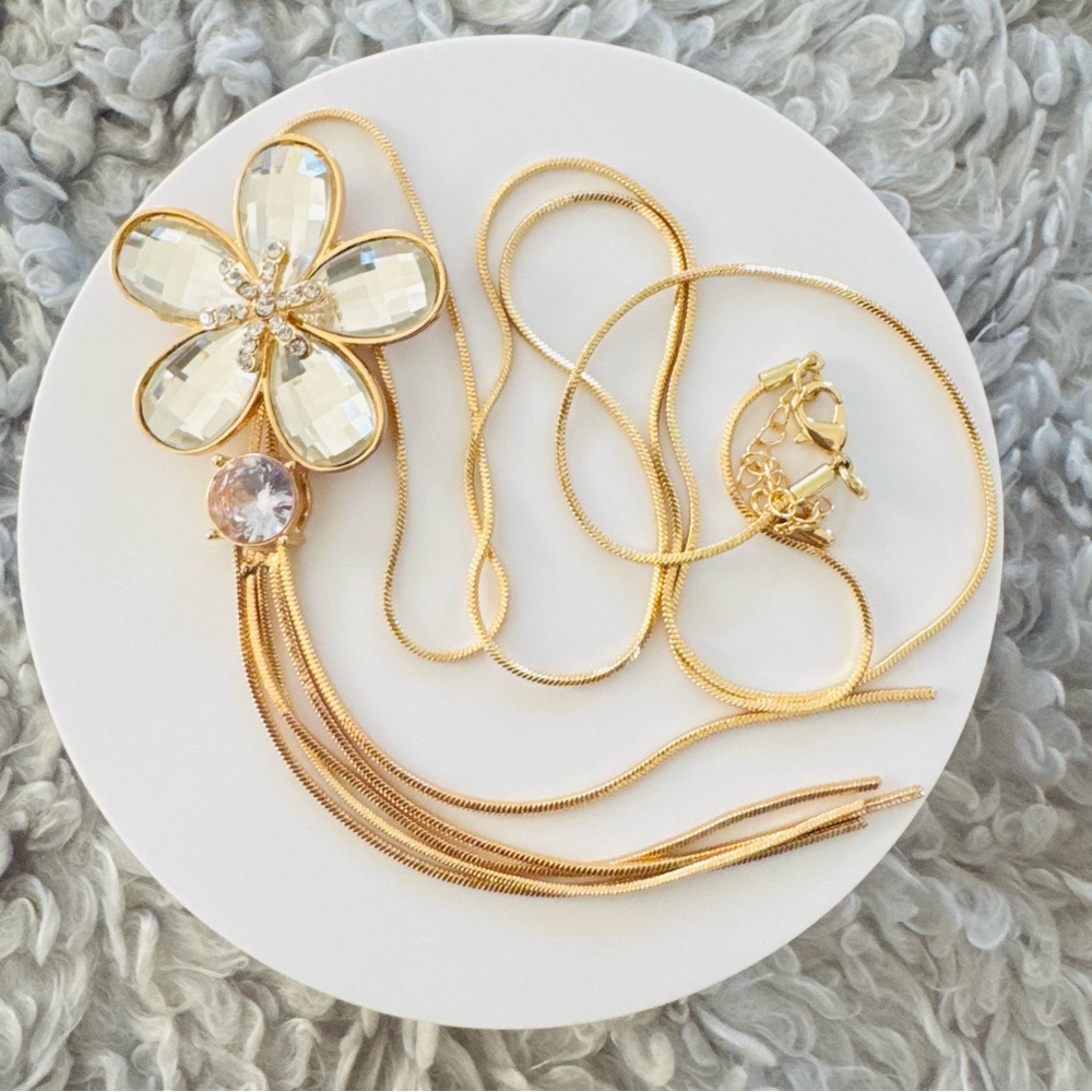 Elegant Gold Flower Pendant Necklace